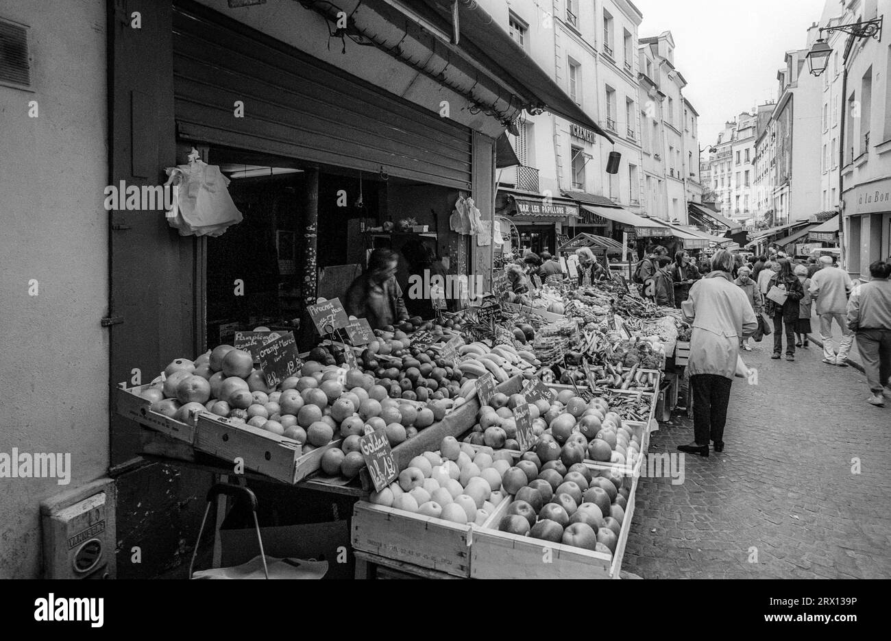 Fotografia in bianco e nero dell'archivio del 1999 di una bancarella di frutta e verdura in Rue Mouffetard, Parigi. Foto Stock