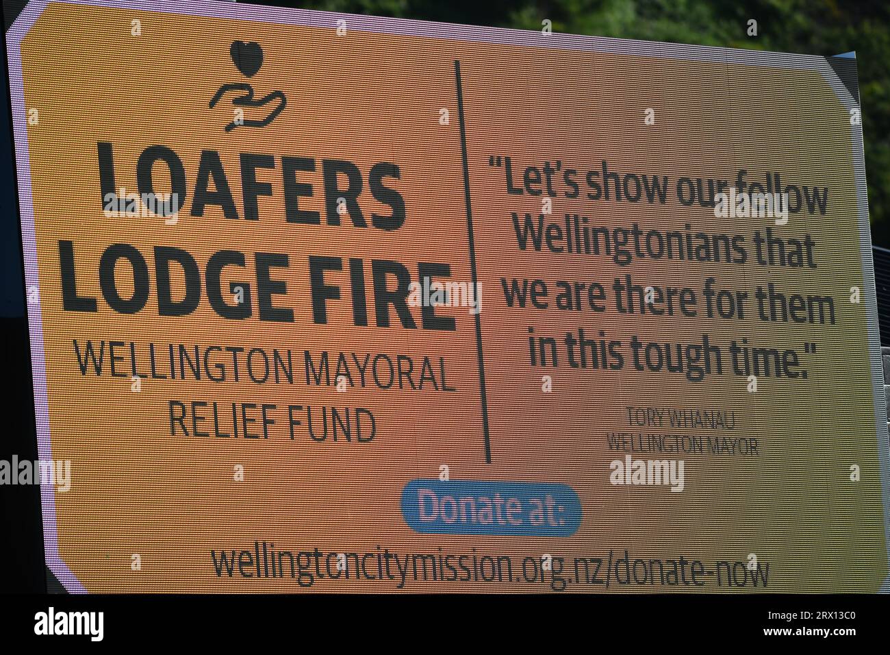 WELLINGTON, NUOVA ZELANDA, 16 MAGGIO 2023: Billboard incoraggia le donazioni per il soccorso delle persone dispersi dall'incendio della Loafers Lodge Foto Stock