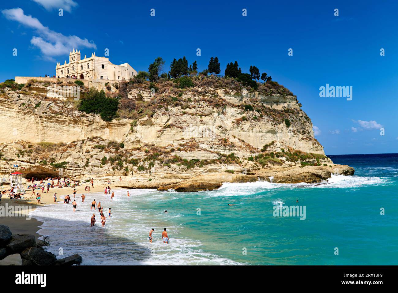 Tropea Calabria Italia. Monastero di Santa Maria dell'Isola e spiaggia Foto Stock
