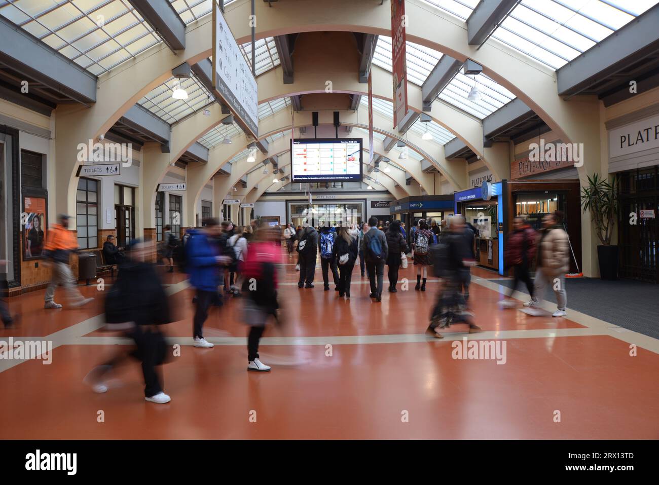 WELLINGTON, NUOVA ZELANDA, 18 MAGGIO 2023: I passeggeri attraversano la stazione ferroviaria di Wellington nelle ore di punta Foto Stock