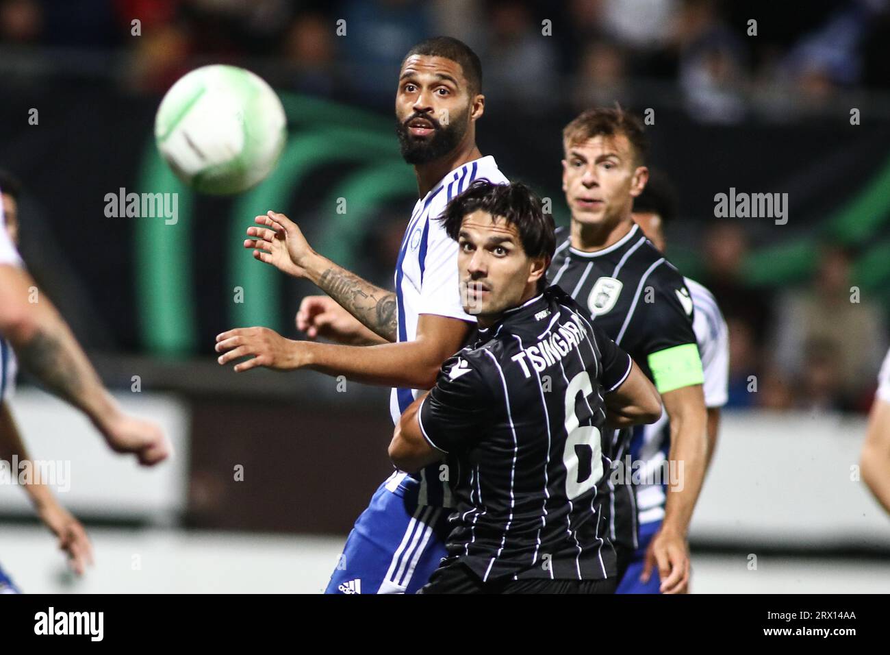 Helsinki, Finlandia. 21 settembre 2023. Theocharis Tsingaras di PAOK (a destra) e Kristopher da Graca di Helsinki (a sinistra) corrono per il pallone durante una partita tra Helsinki e PAOK. Europa Conference League a gironi partita tra HJK Helsinki e PAOK FC. La partita è finita 2-3. (Immagine di credito: © Giannis Papanikos/ZUMA Press Wire) SOLO USO EDITORIALE! Non per USO commerciale! Foto Stock