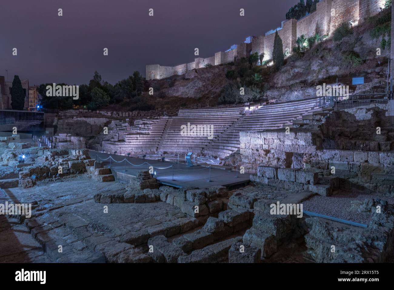 Antico teatro romano di Malaga e l'Alcazaba, cittadella di Malaga di notte, incredibile fotografia notturna, Spagna Foto Stock