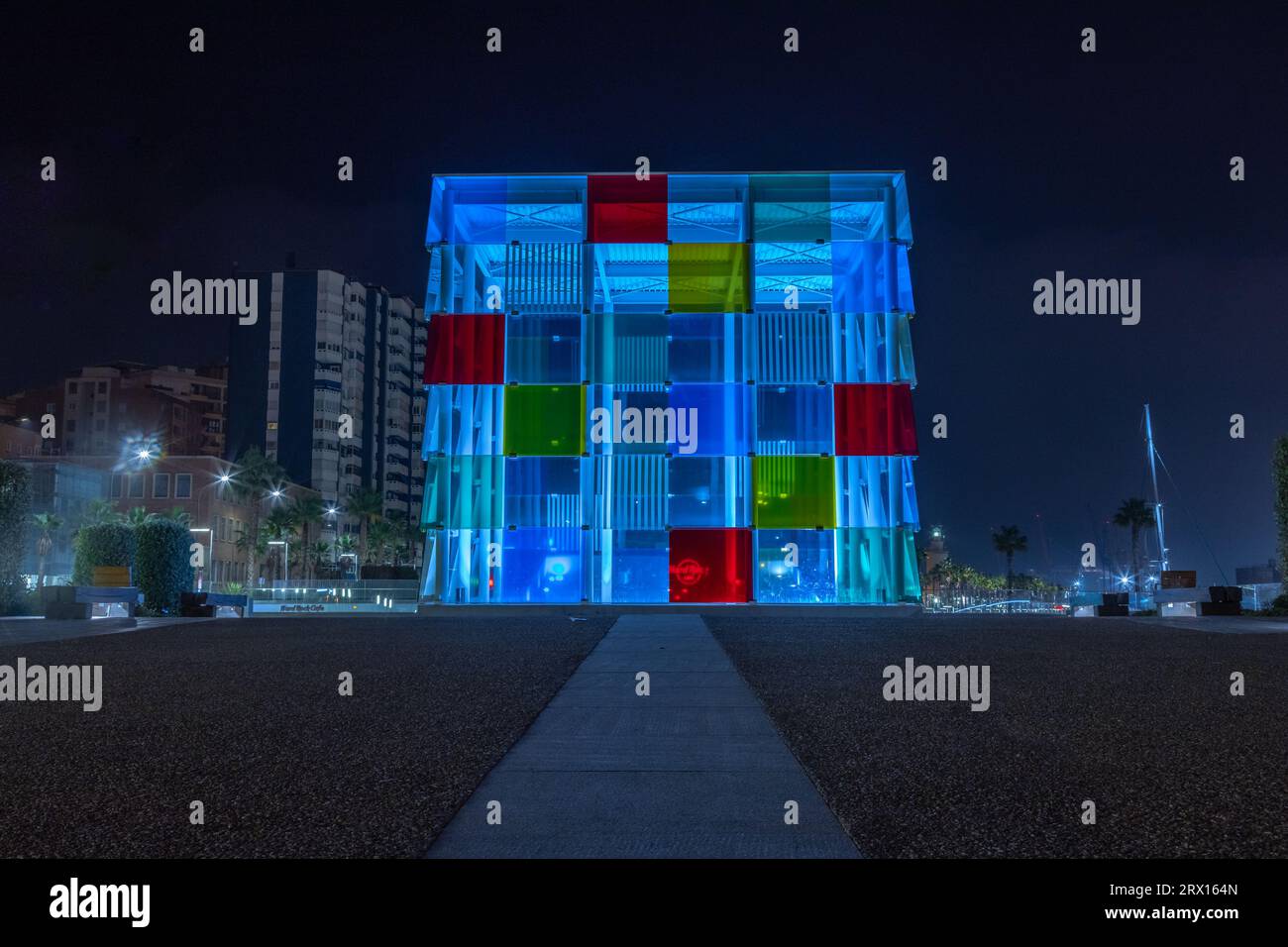 Centro Pompidou. Cubo di vetro colorato che e' l'entrata al Centre Pompidou, situato nell'area del porto rinnovata di Malaga di notte. Foto con esposizione prolungata Foto Stock