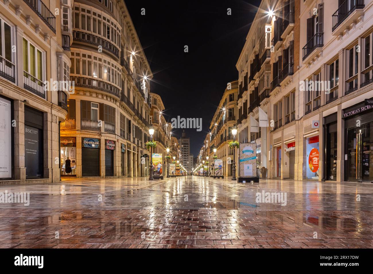 Fantastiche fotografie notturne intorno a Plaza de la Constitucion e via Marques de Larios. Il centro storico di Malaga è vuoto di notte. Malaga Foto Stock