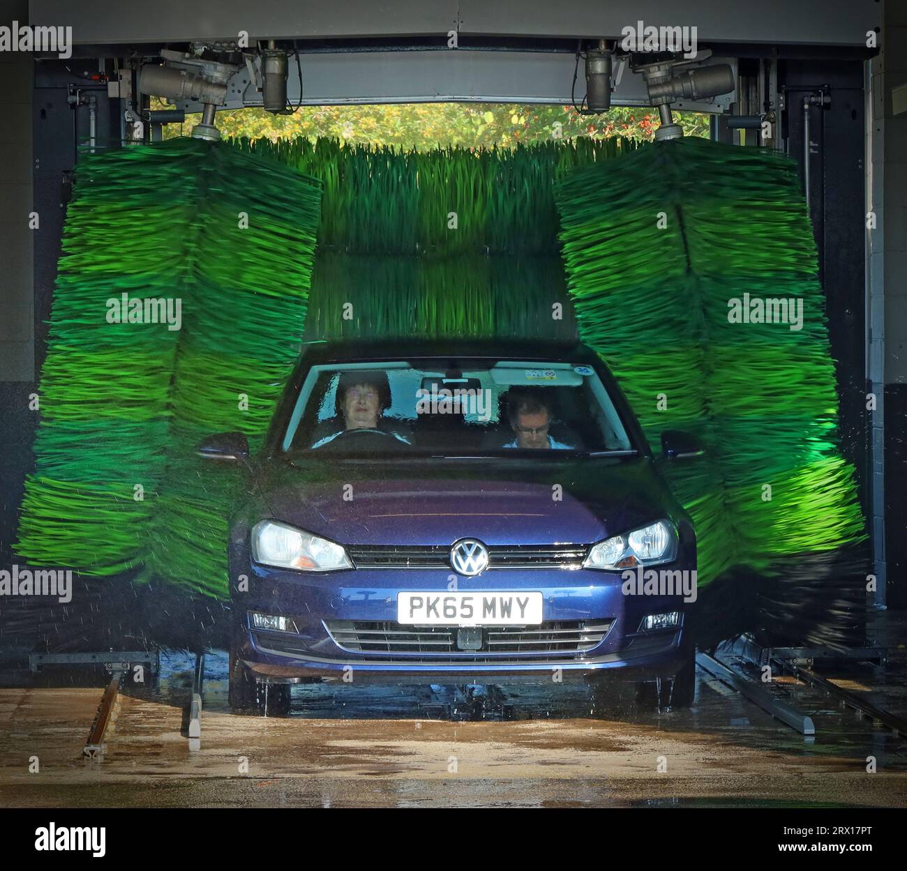 Auto VW Volkswagen in un autolavaggio automatico, Greenall's Ave, Stockton Heath, Warrington, Cheshire, INGHILTERRA, REGNO UNITO, WA4 6RN Foto Stock