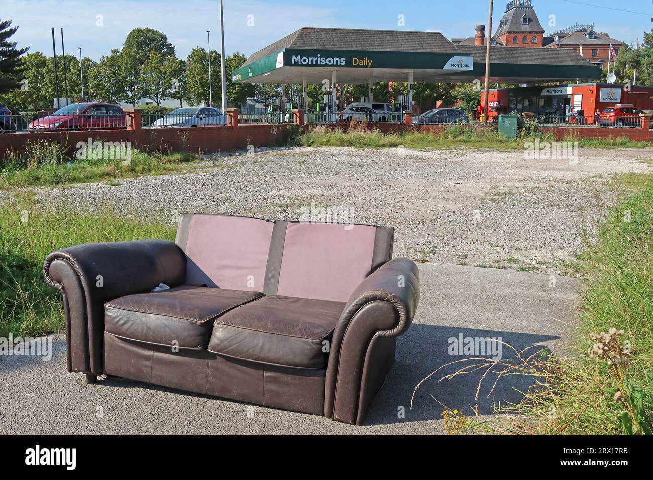 Volantini su terreno desolato, un divano per mobili abbandonato, Stockton Heath, Warrington, Cheshire, Inghilterra, REGNO UNITO, WA4 6RN Foto Stock