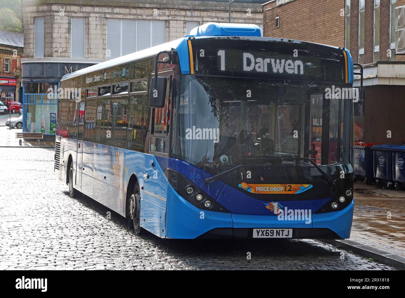 Trasporto pubblico locale - Transdev Blazefield Ltd - Blackburn, compagnia di autobus numero 1 nel centro di Darwen, Lancashire, Inghilterra, Regno Unito, BB3 1BH Foto Stock