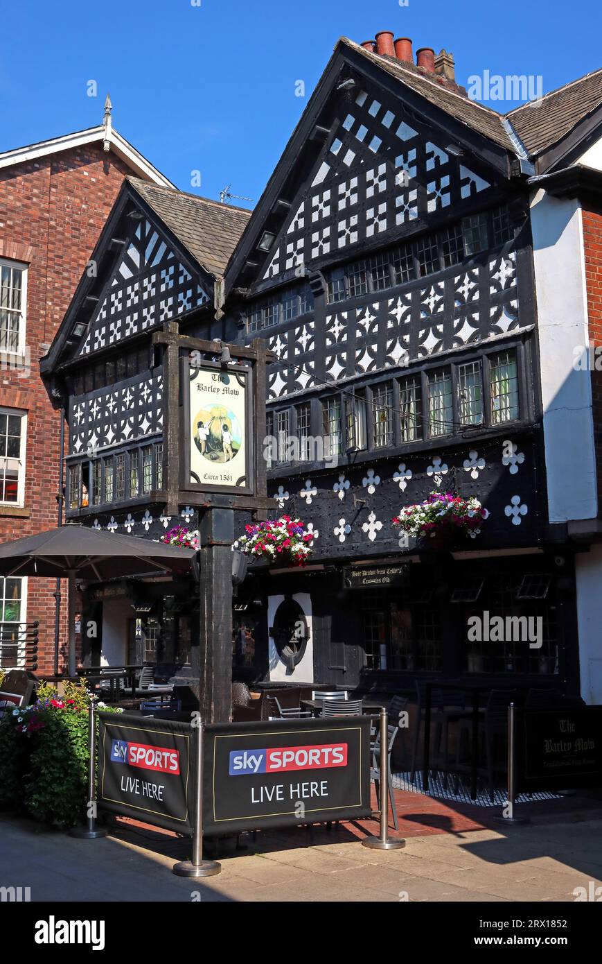 Lo storico pub Barley Mow costruito nel 1561, il centro commerciale Golden Square, 29 Old Mkt PL, Warrington, Cheshire, Inghilterra, Regno Unito, WA1 1QB Foto Stock