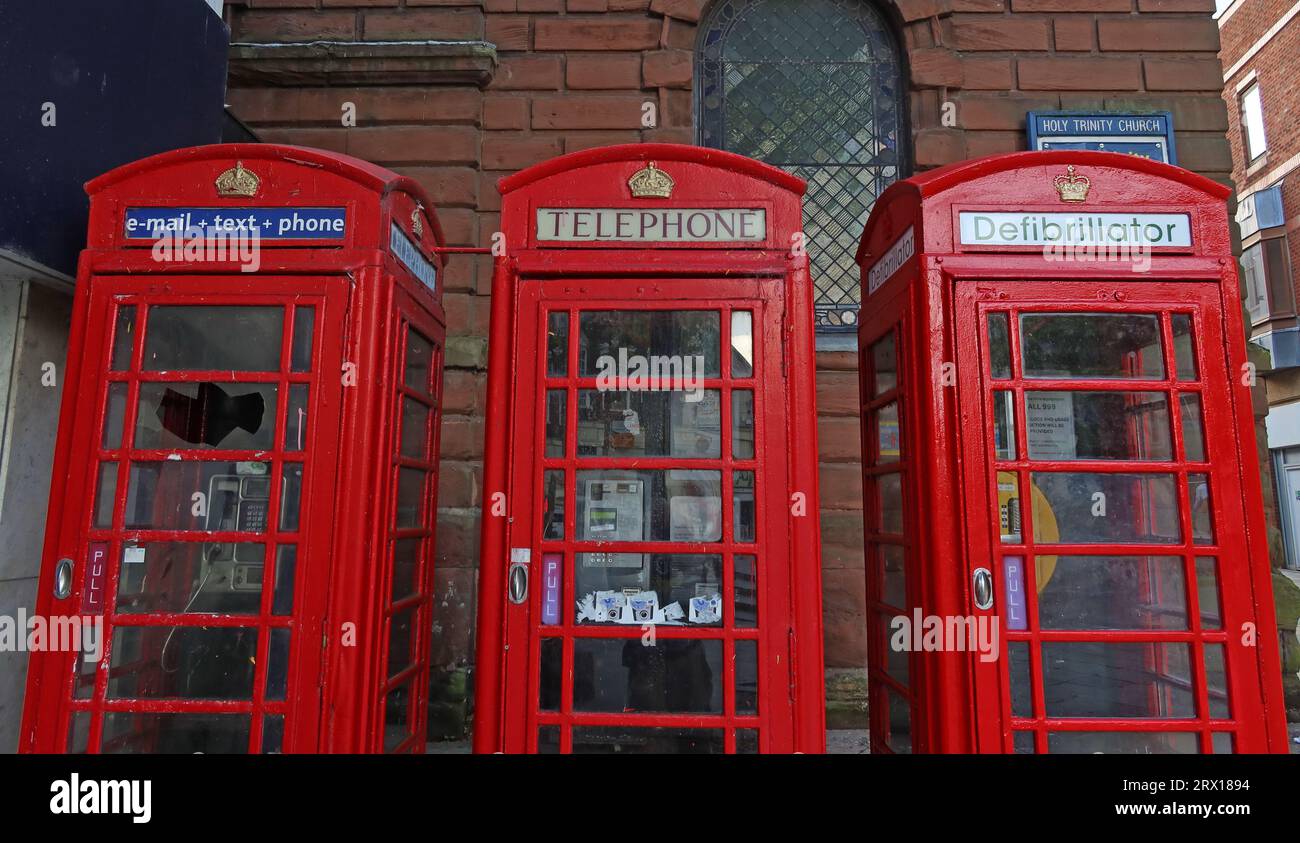 Tre centraline telefoniche BT GPO, e-mail, defibrillatore, Bridge Street, centro di Warrington, Cheshire, Inghilterra, WA1 2EW Foto Stock
