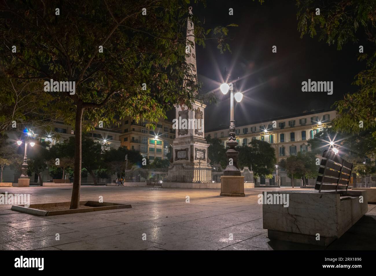 Fotografia notturna intorno alla Cattedrale la Manquita di Malaga, Plaza de la Constitucion e via Marques de Larios. Centro storico di Malaga di notte, Malaga Foto Stock