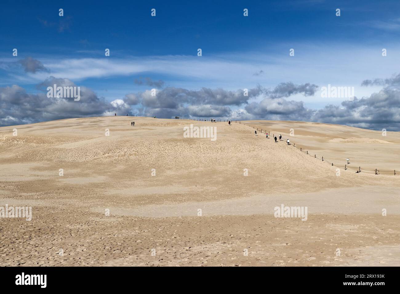 Chi ama la spiaggia sulle dune di sabbia bianca del villaggio di Leba nel Parco nazionale slovacco, in Polonia Foto Stock