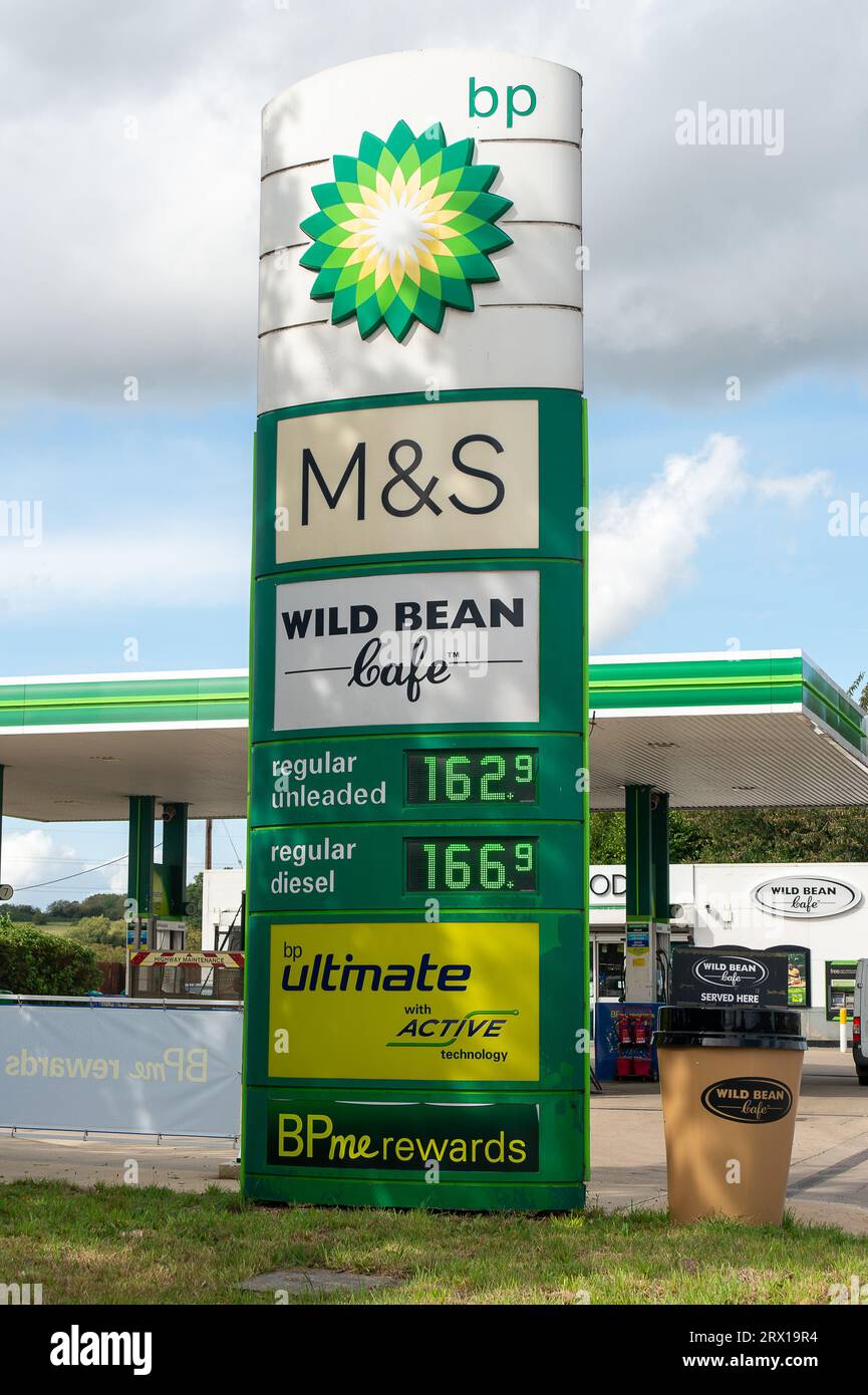 Denham, Buckinghamshire. 22 settembre 2023. Una stazione di servizio BP a Denham, Buckinghamshire. I prezzi della benzina stanno nuovamente aumentando a un ritmo allarmante. Oggi presso la stazione di servizio BP Denham era di 162,9 al litro per la benzina e di 166,9 per il diesel. Credito: Maureen McLean/Alamy Live News Foto Stock