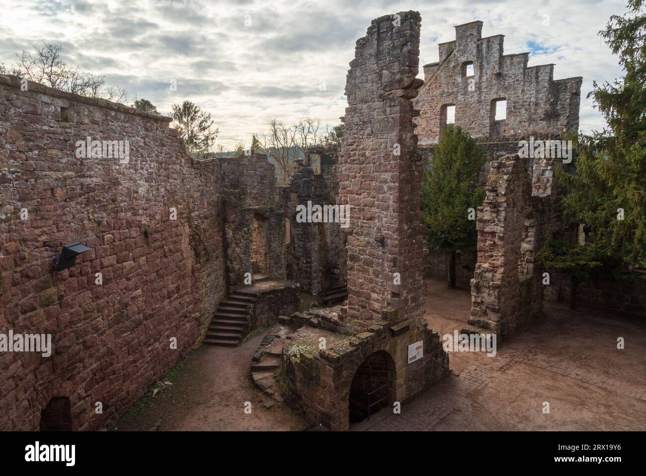 Le rovine del castello di Zavelstein, a Bad Teinach-Zavelstein, Baden-Württemberg, Germania Foto Stock