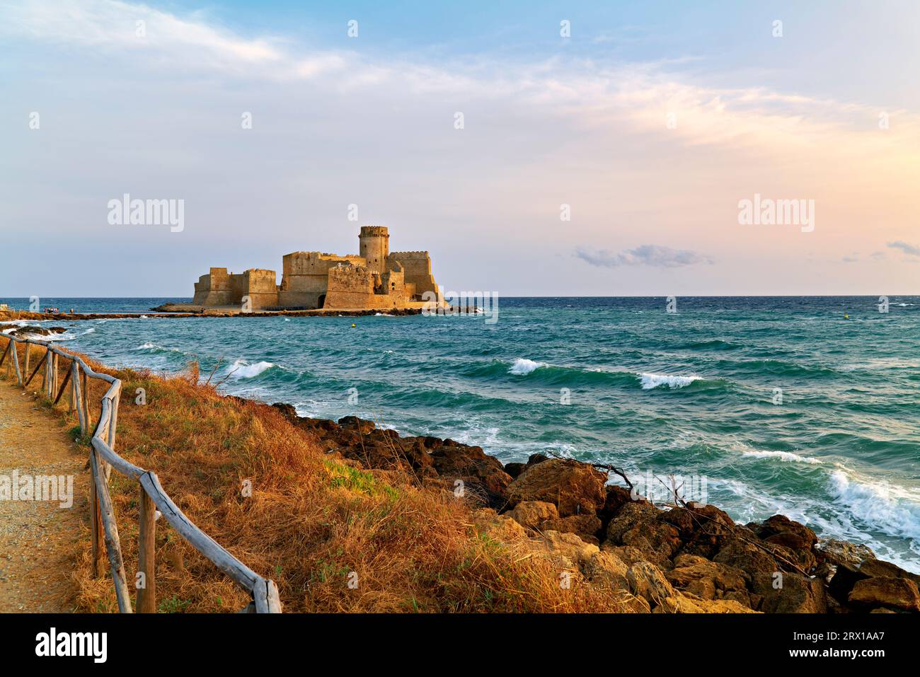Isola di Capo Rizzuto. Calabria Italia. Il castello di Aragon presso il resort le Castella. Foto Stock