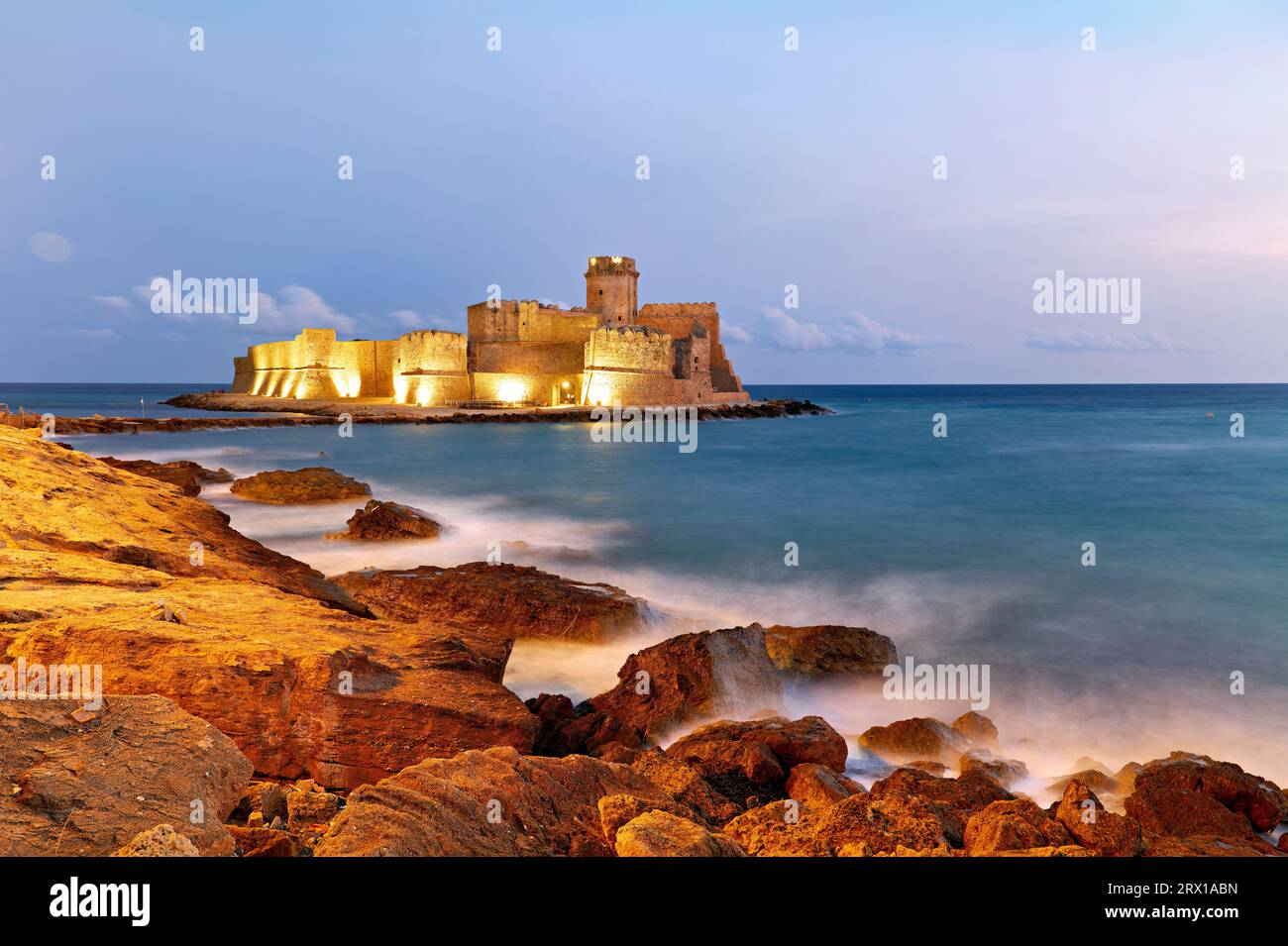 Isola di Capo Rizzuto. Calabria Italia. Il castello di Aragona a le Castella al crepuscolo. Foto Stock