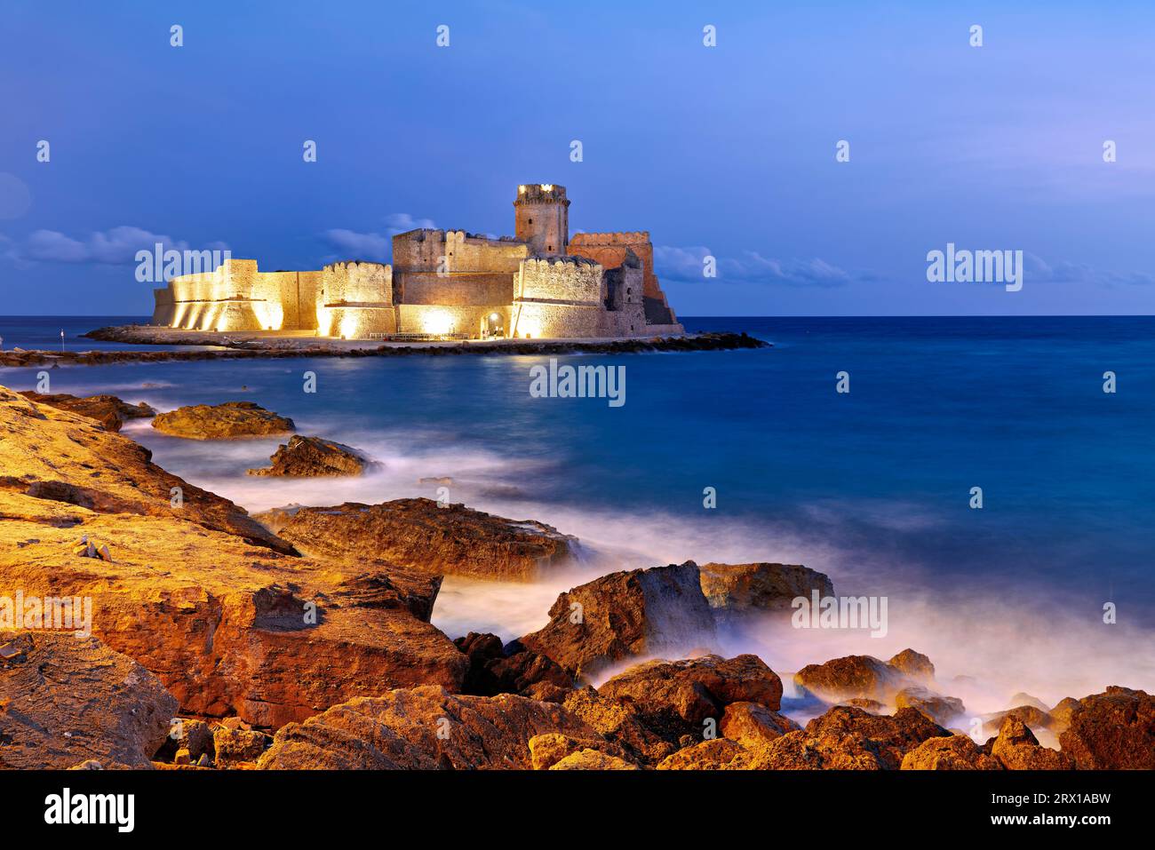 Isola di Capo Rizzuto. Calabria Italia. Il castello di Aragona a le Castella al crepuscolo. Foto Stock