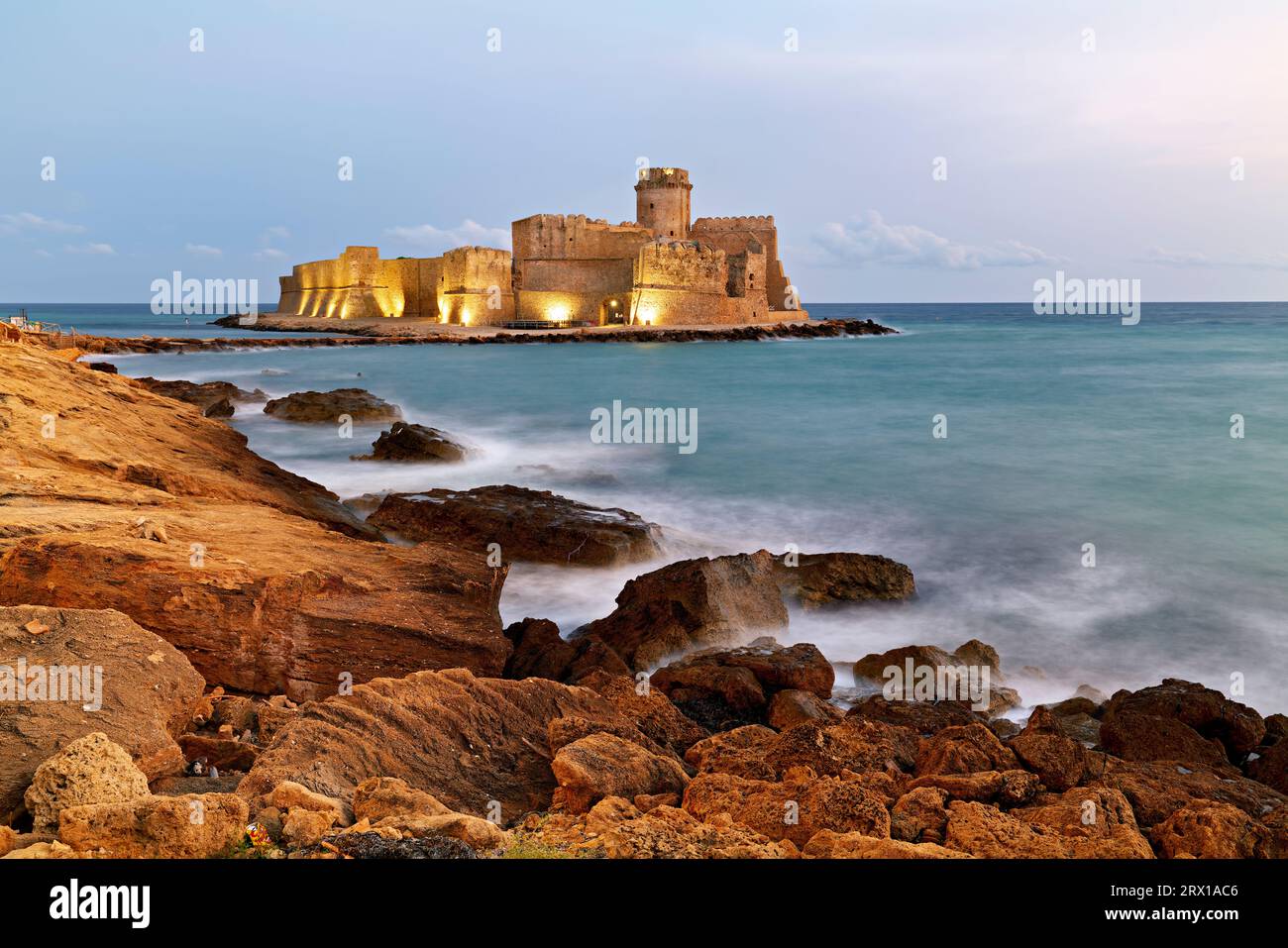 Isola di Capo Rizzuto. Calabria Italia. Il castello di Aragona a le Castella al crepuscolo. Foto Stock