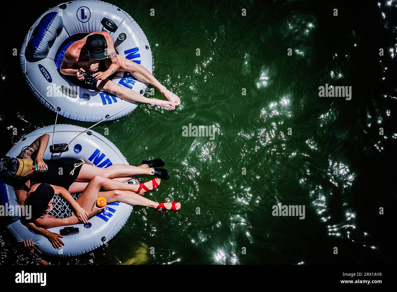 Persone che galleggiano sulle camere d'aria. Foto Stock