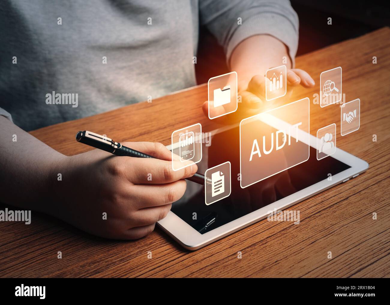 Le donne usano un dispositivo digitale per controllare online. Concetto di revisione contabile, contabilità e finanza. Interfaccia ologramma. Foto Stock