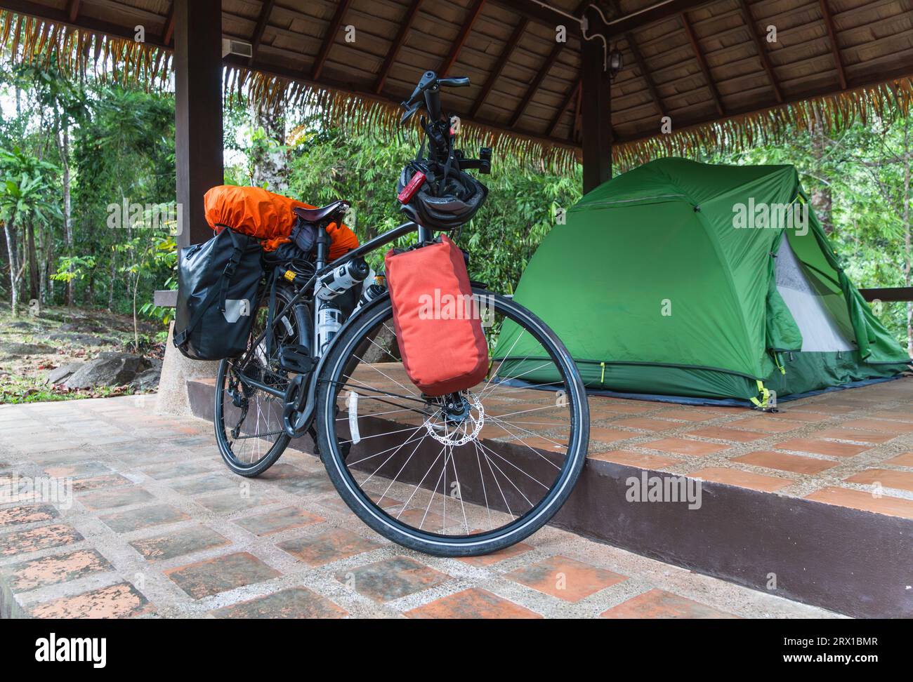Bikepacking Bliss: Bicicletta da turismo caricata con campeggio tutto pronto Foto Stock