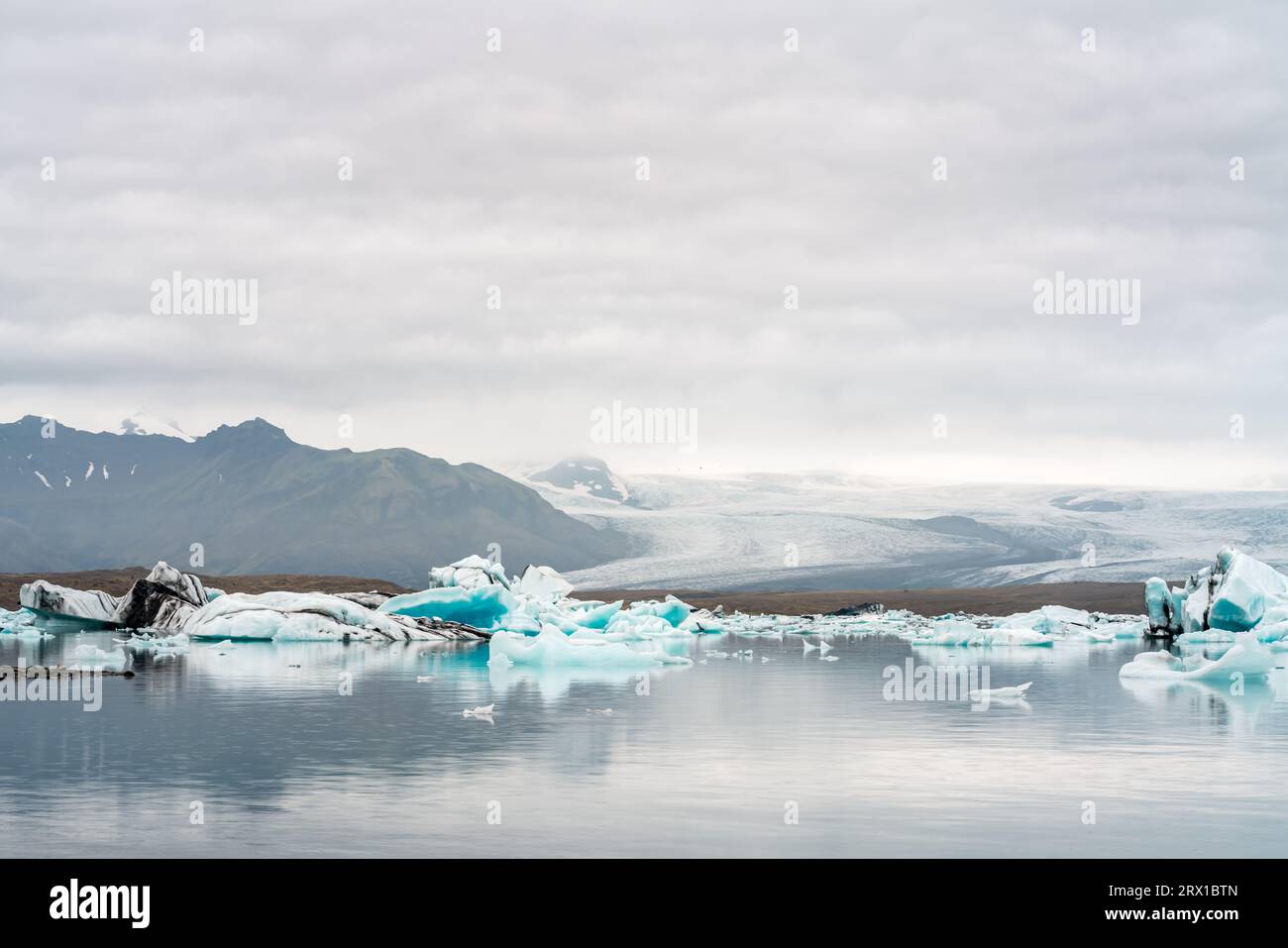 La laguna del ghiacciaio Jokulsarlon in islanda è una meraviglia blu Foto Stock