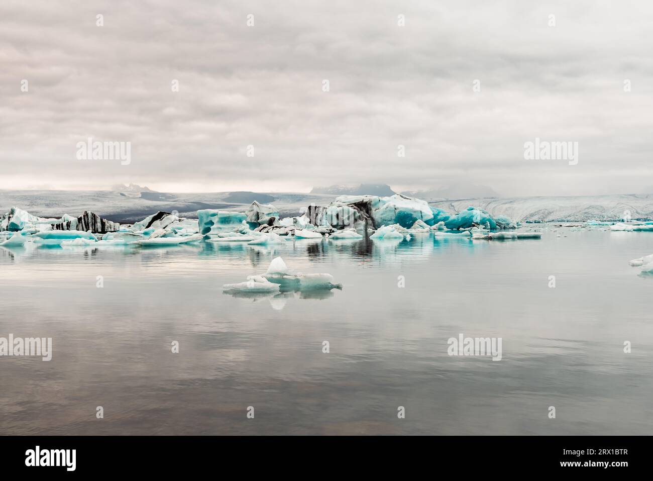 La laguna del ghiacciaio Jokulsarlon in islanda è una meraviglia blu Foto Stock