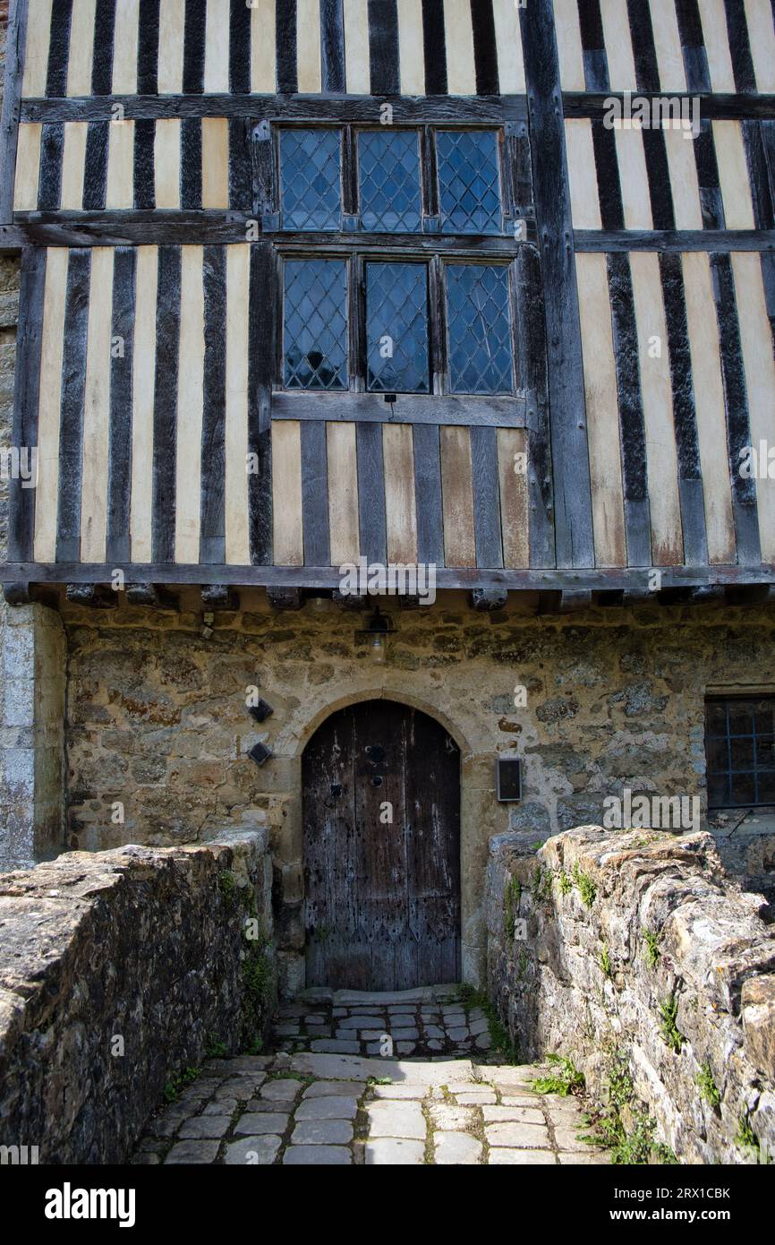 Porta medievale su un fossato a Ightham Mote vicino a Sevenoaks nel Kent Foto Stock