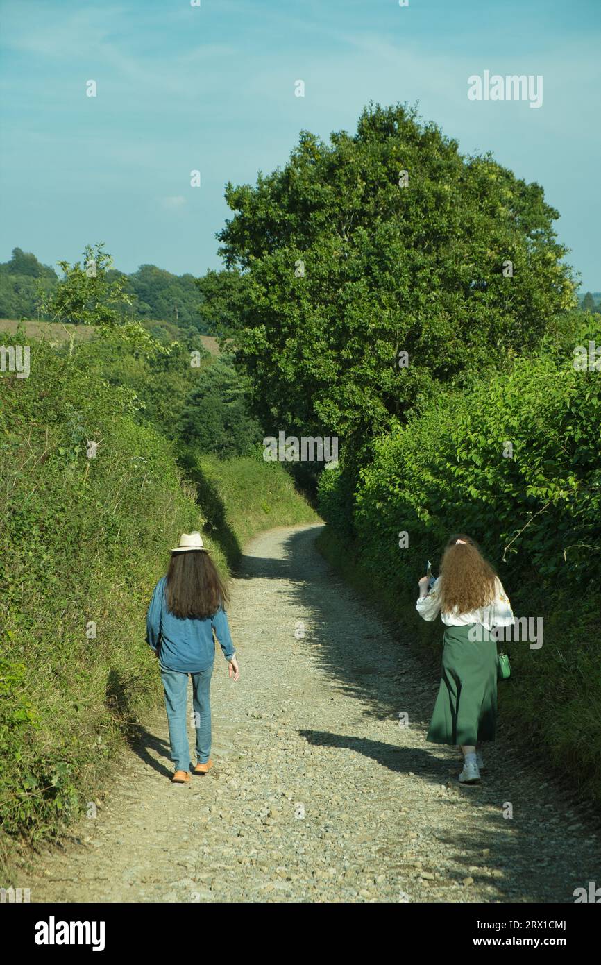 Due donne che camminano in campagna in estate vicino a Sevenoaks nel Kent Foto Stock