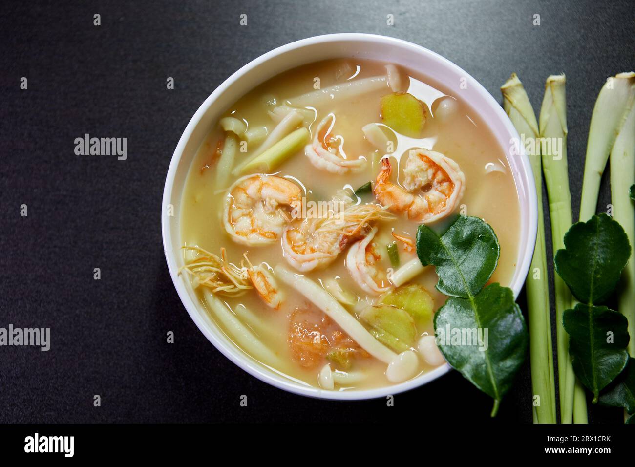 Tom Yum Goong Spicy and Sour Thai Food in una ciotola Foto Stock