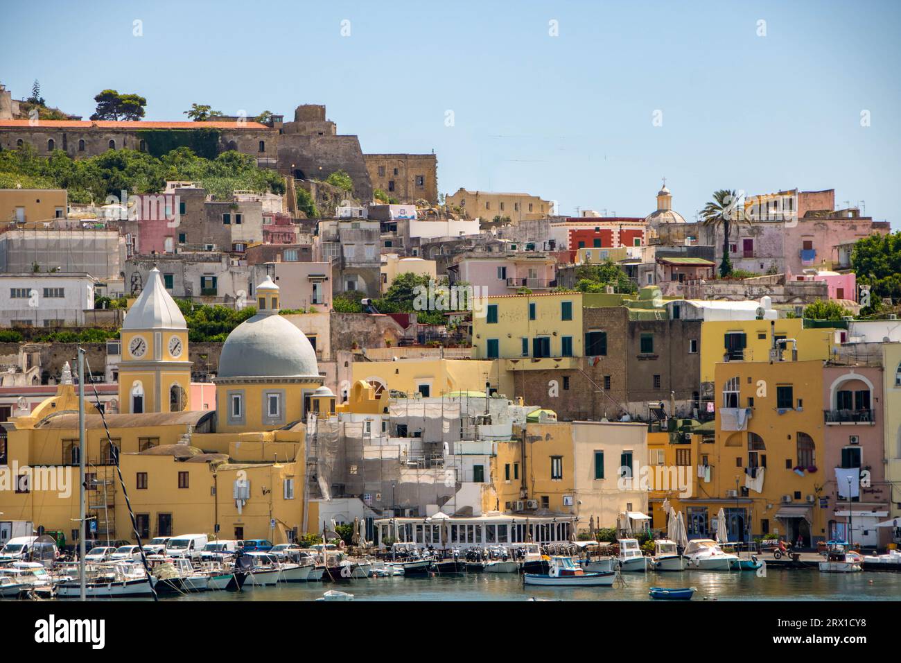 Marina grande, il porto principale dell'incantevole isola di Procida Foto Stock