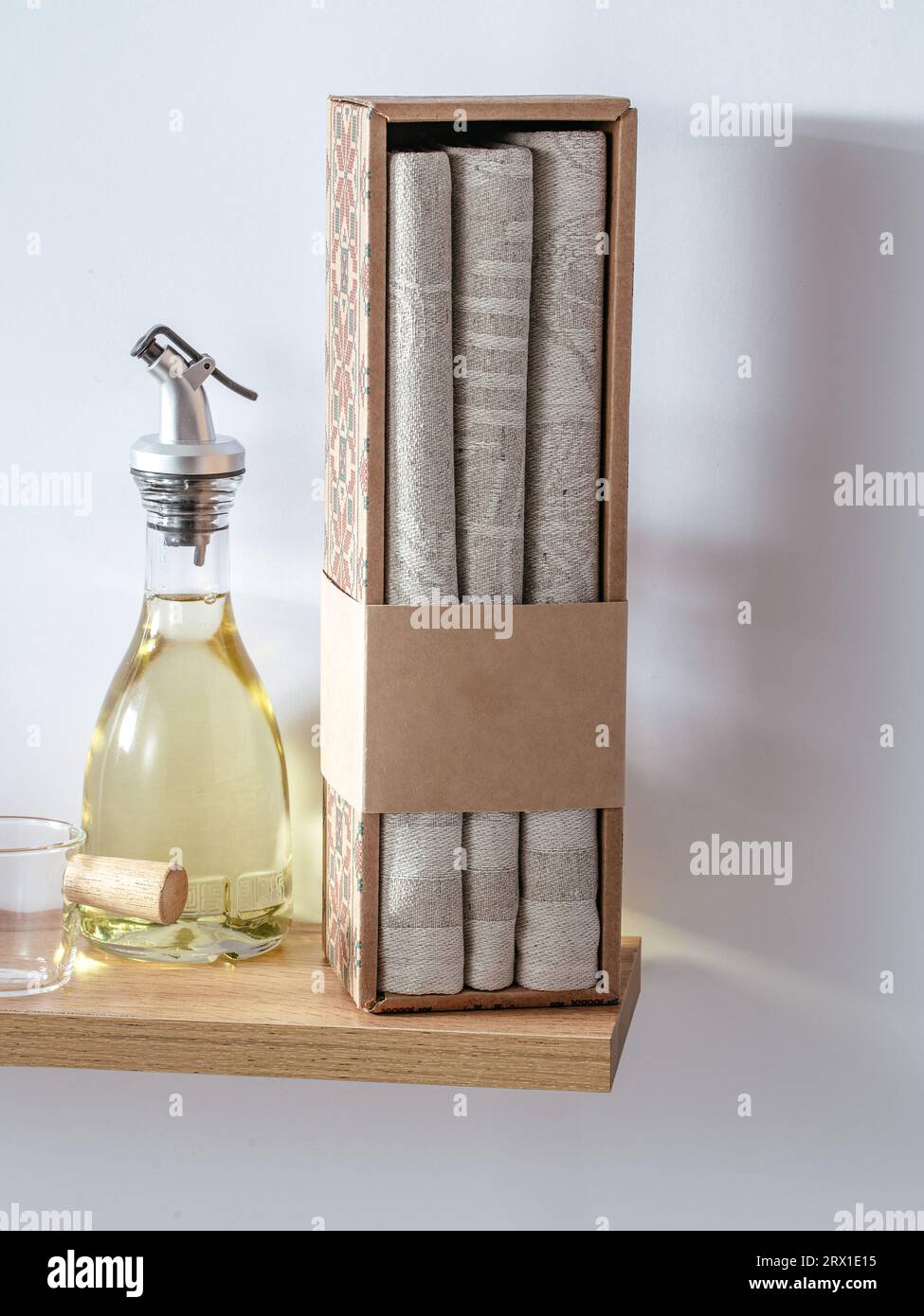 set di asciugamani da cucina in una confezione regalo Foto Stock
