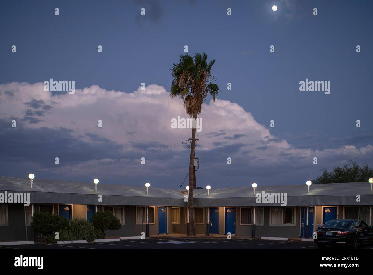 Il motel Space Age Lodge di notte con l'alba della luna Foto Stock