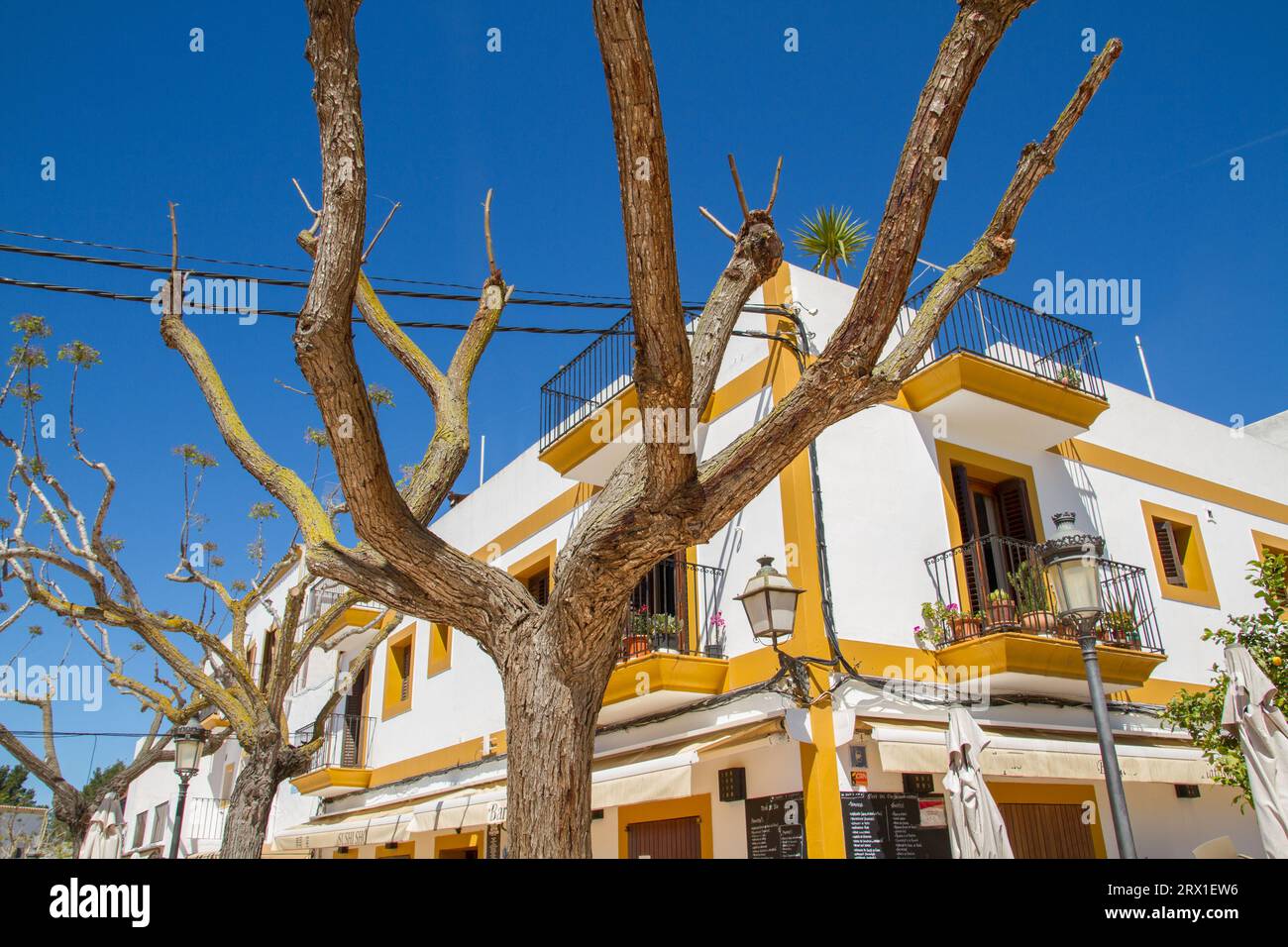 Il pittoresco villaggio di Santa Gertrudis, famoso luogo per una gita di un giorno sull'isola di Ibiza, le isole Baleari, la Spagna e l'Europa Foto Stock