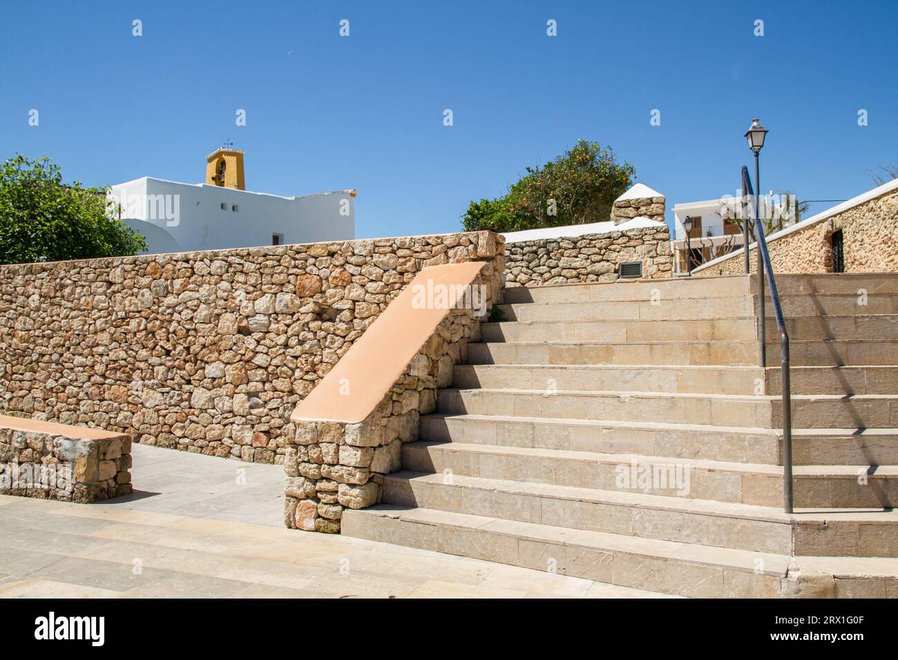 Villaggio pittoresco di Santa Gertrudis con scale e mura in mattoni, luogo famoso per una gita di un giorno all'isola di Ibiza, alle isole Baleari, alla Spagna e all'Europa Foto Stock