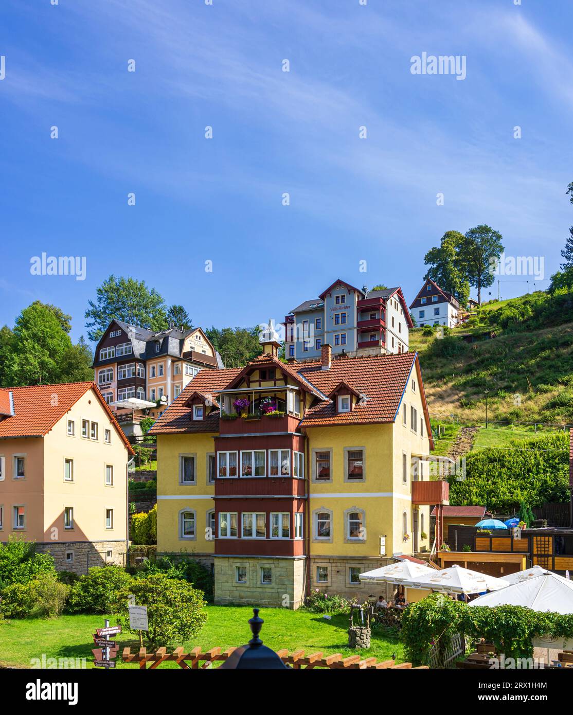 Situato in una posizione pittoresca nella principale area turistica delle montagne di arenaria dell'Elba, la città termale di Rathen, Svizzera sassone, Germania. Foto Stock