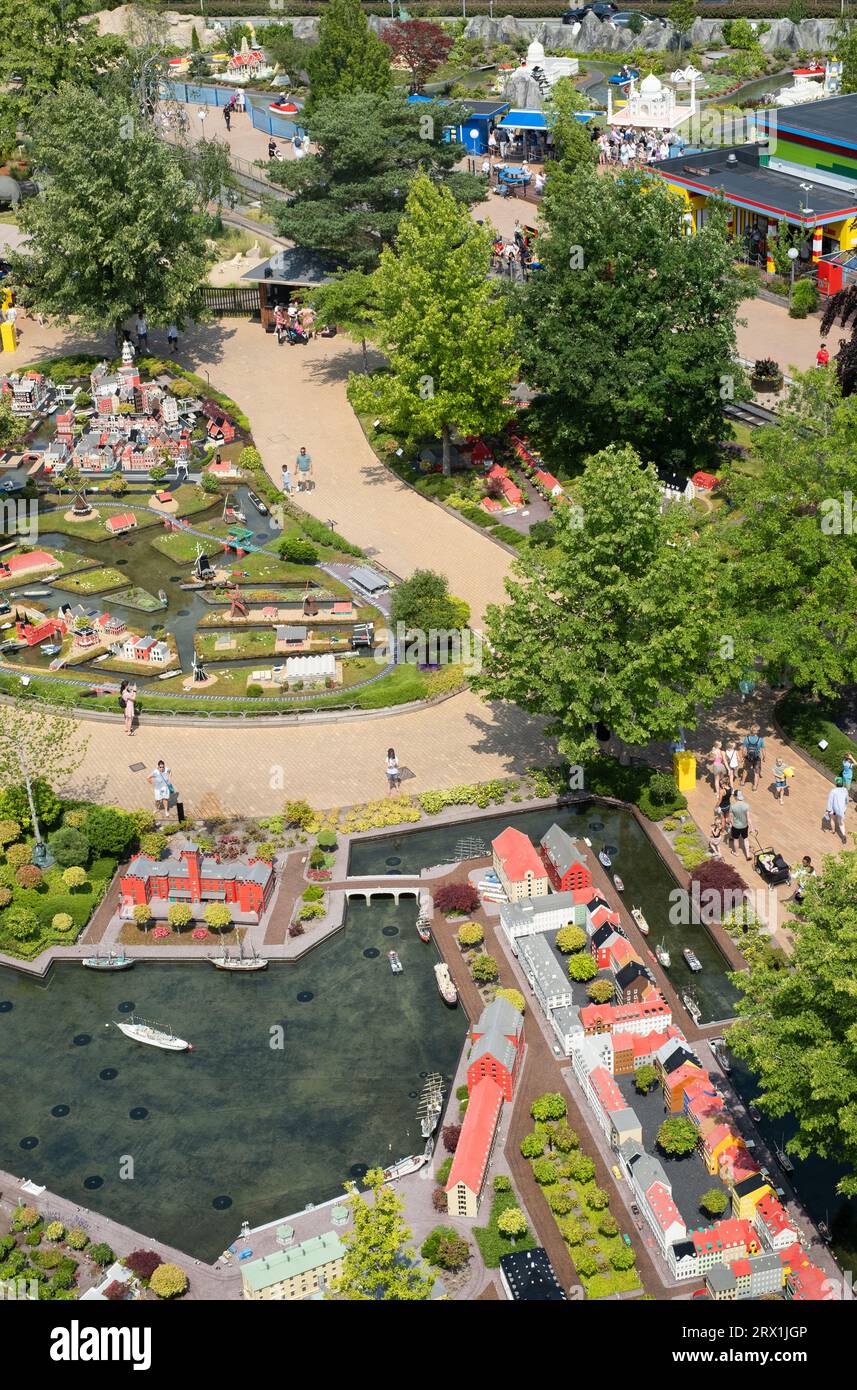 Vista aerea di Miniland a LEGOLAND Billund, Danimarca, con scene di città realizzate con LEGO, con piante, alberi e sentieri intorno a loro. Foto Stock