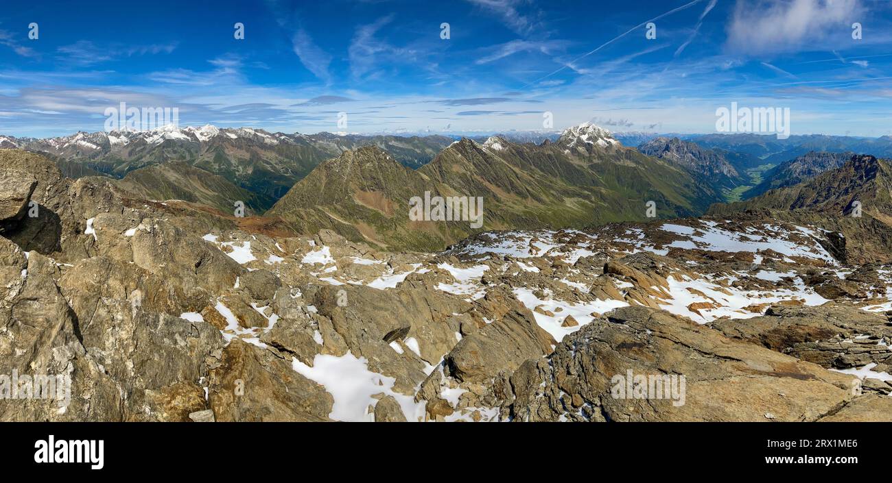 Vista panoramica dalla cima dello Schneespitze alle Alpi dello Stubai, a sinistra Ruderhofspitze, al centro dell'Habicht, a destra sotto il Foto Stock