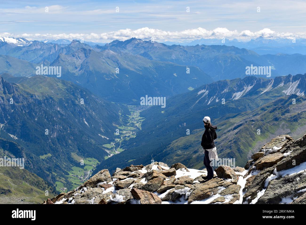 Alpinista sullo Schneespitze sopra la Val Pflerschtal, Alpi dello Stubai, alto Adige, Italia Foto Stock