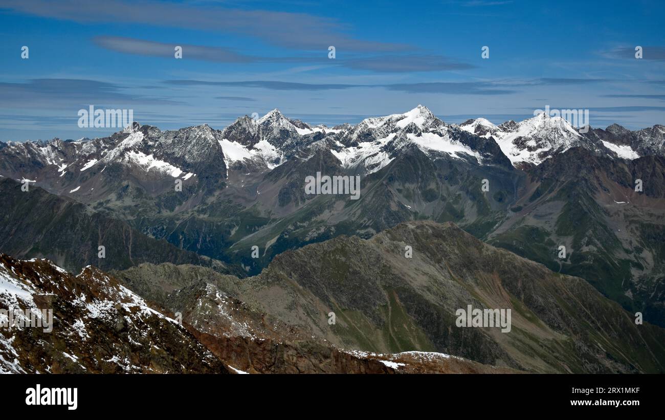 Il crinale del Ruderhofspitze nelle Alpi dello Stubai con neve fresca in estate, visto dallo Schneespitze, alto Adige, Italia Foto Stock