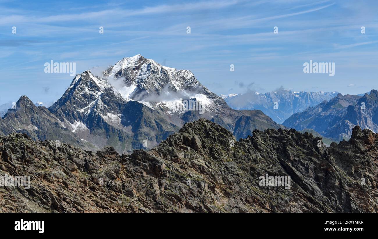 La vetta dell'Habicht nelle Alpi dello Stubai con neve fresca, vista dallo Schneespitze, alto Adige, Italia Foto Stock