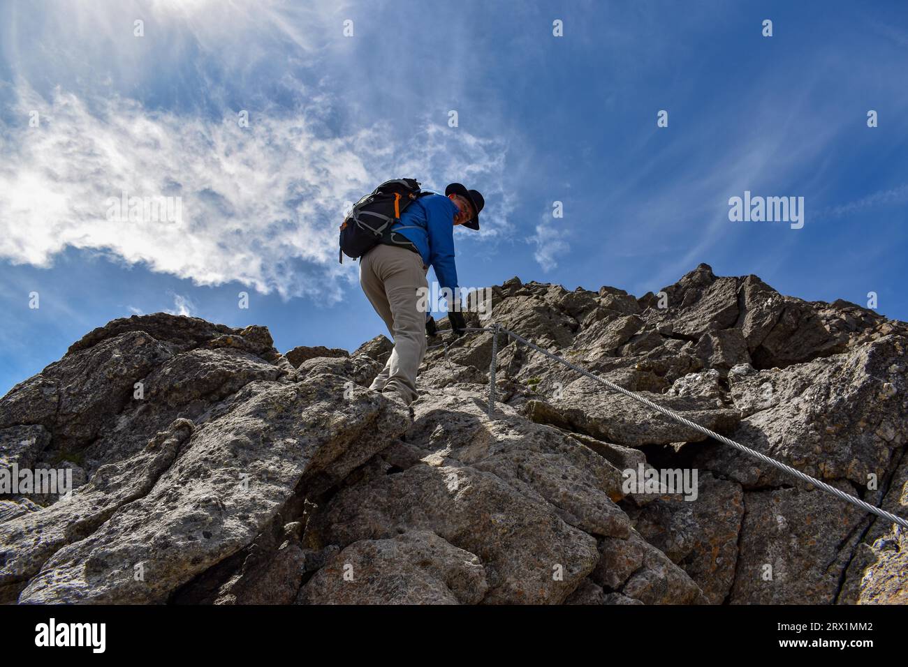 Scalatori sulla via ferrata sullo Schneespitze nelle Alpi dello Stubai, alto Adige, Italia Foto Stock