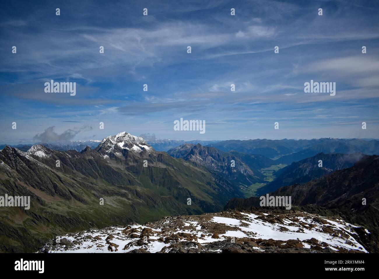 La vetta dell'Habicht nelle Alpi dello Stubai con neve fresca, vista dallo Schneespitze, sotto la valle dell'Obernberg, alto Adige, Italia Foto Stock