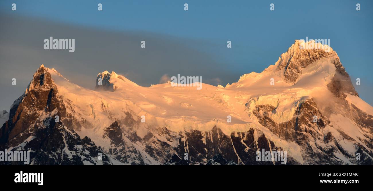 Il ghiacciaio e la cima del Cerro Paine grande all'alba, il Parco Nazionale Torres del Paine, Patagonia, Cile Foto Stock