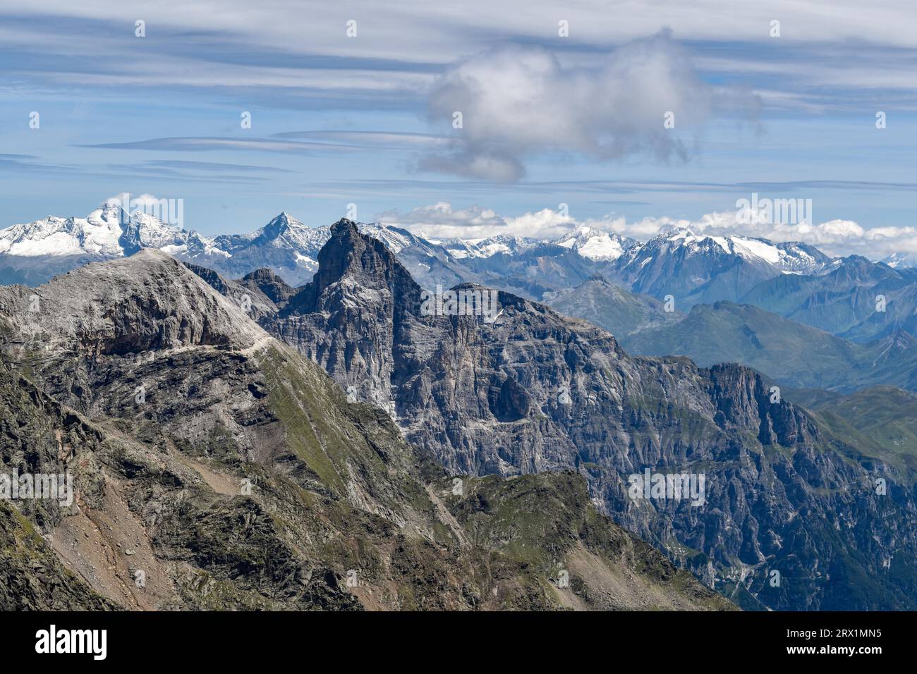 Il Pflerscher Tribulaun e dietro di esso le Alpi dello Zillertaler, viste dalla salita allo Schneespitze, alle Alpi dello Stubai, alto Adige, Italia Foto Stock