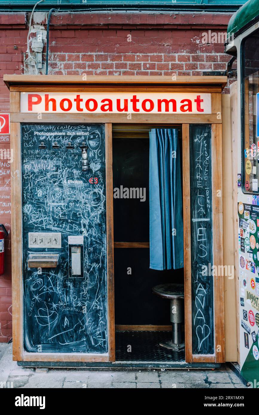 Vecchia cabina fotografica con posto vuoto a Berlino, in Germania Foto Stock