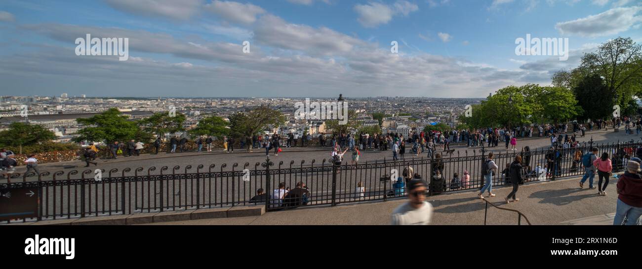 Vista della città di Parigi dalla piazza di fronte alla Basilica del Sacro cuore, Francia Foto Stock