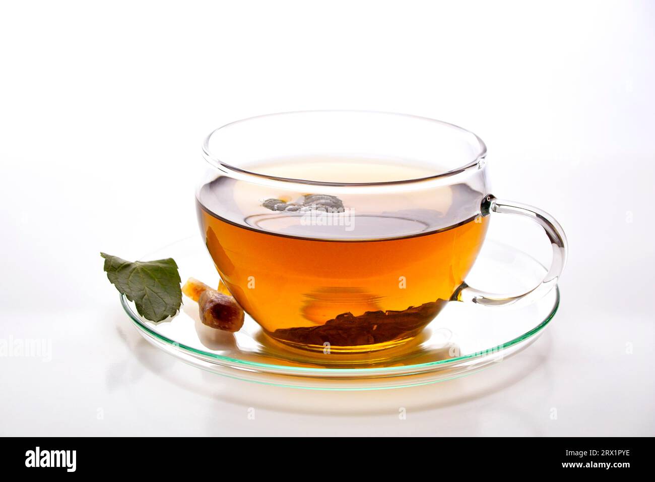 Un bicchiere di tè alla menta con foglie di menta fresche Foto Stock