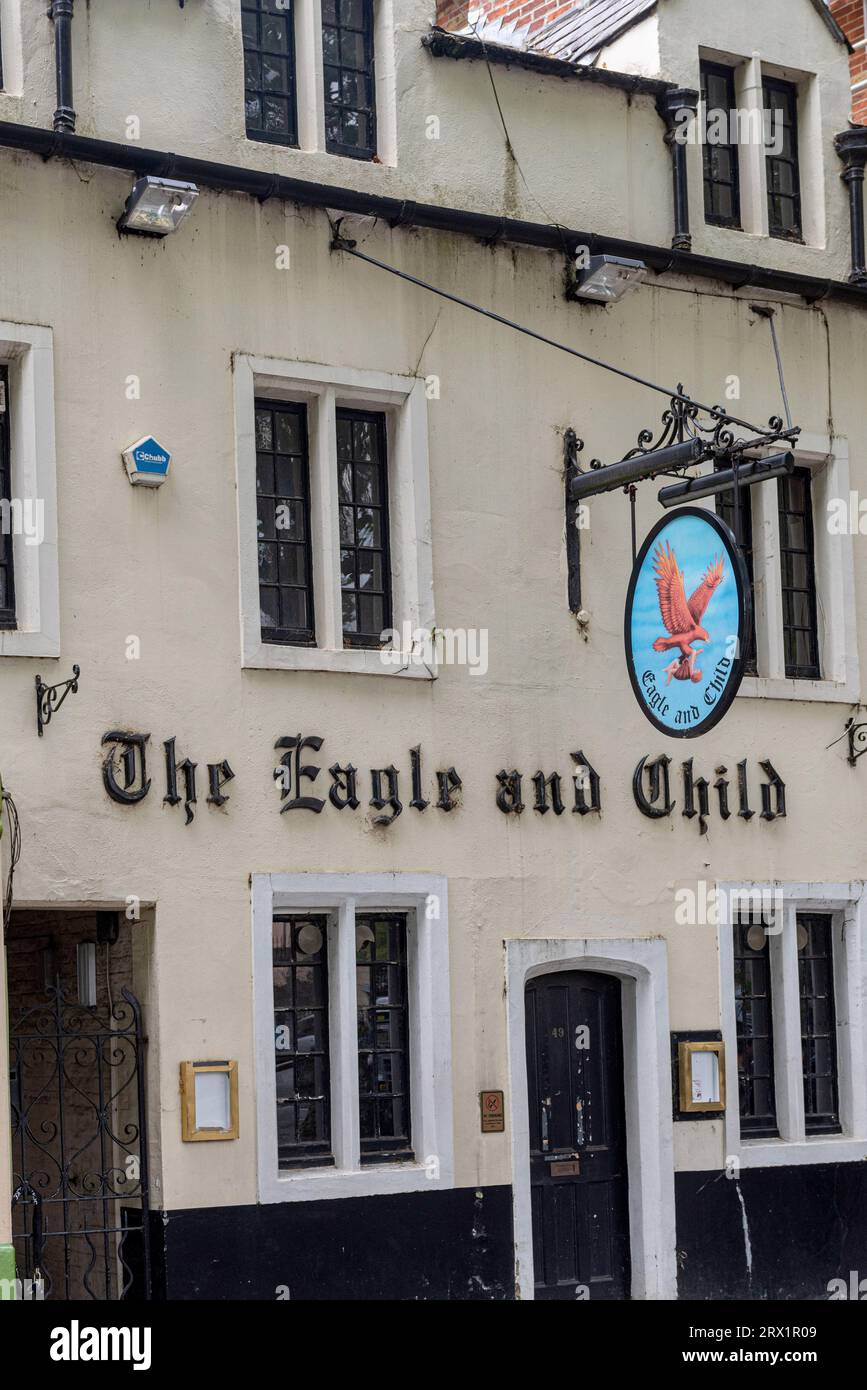 Oxford, Regno Unito. 25 luglio 2023. Vista dell'Eagle and Child Pub in St Giles, Oxford. L'iconico pub era frequentato da scrittori come Tolkein, CS Lewis e un gruppo letterario noto come Inklings. (Immagine di credito: © John Wreford/SOPA Images via ZUMA Press Wire) SOLO USO EDITORIALE! Non per USO commerciale! Foto Stock
