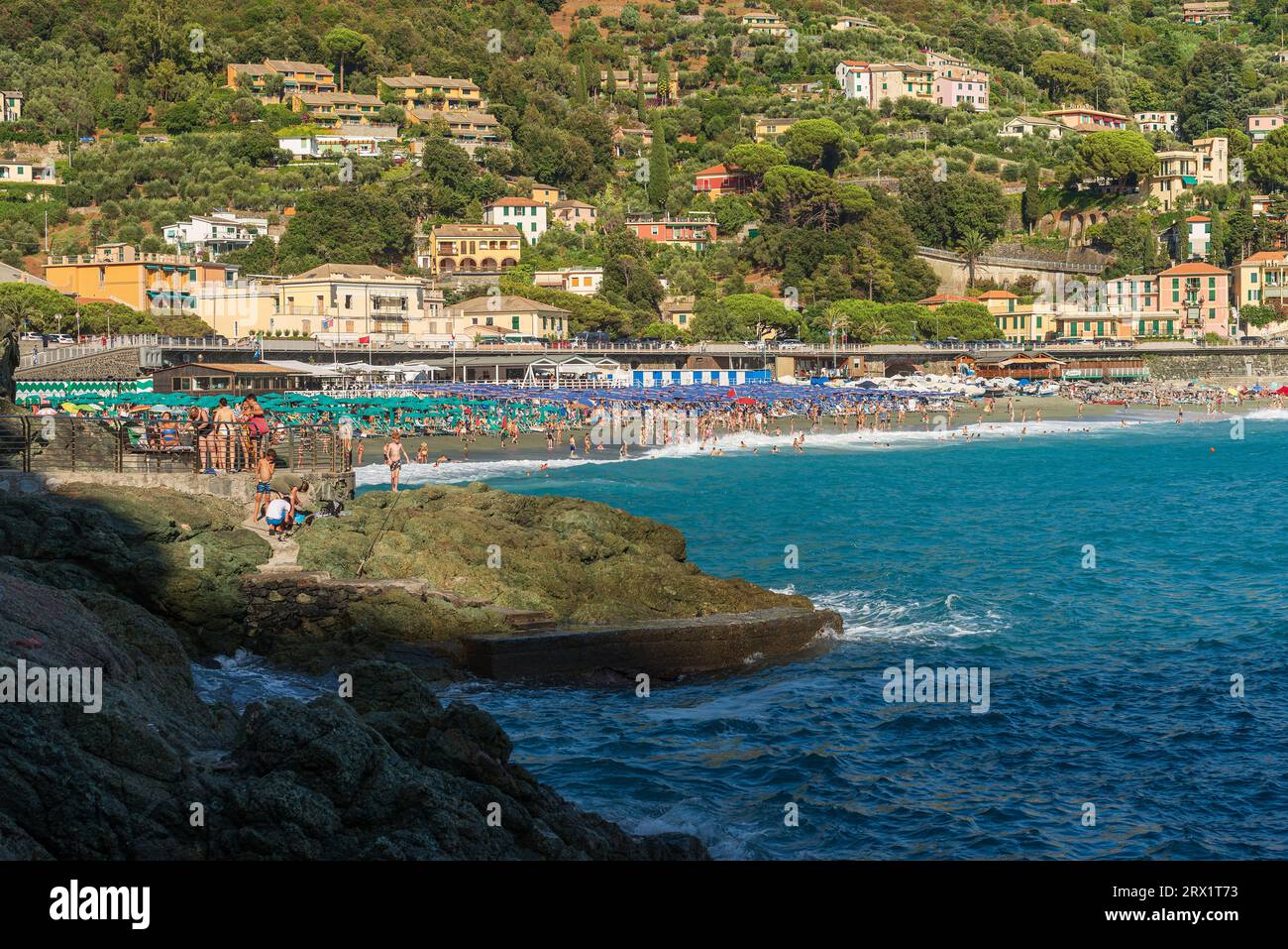 Spiaggia di Bonassola affollata di turisti in una soleggiata giornata estiva, cittadina e località turistica della costa ligure. La Spezia, Liguria, Italia, Europa. Foto Stock