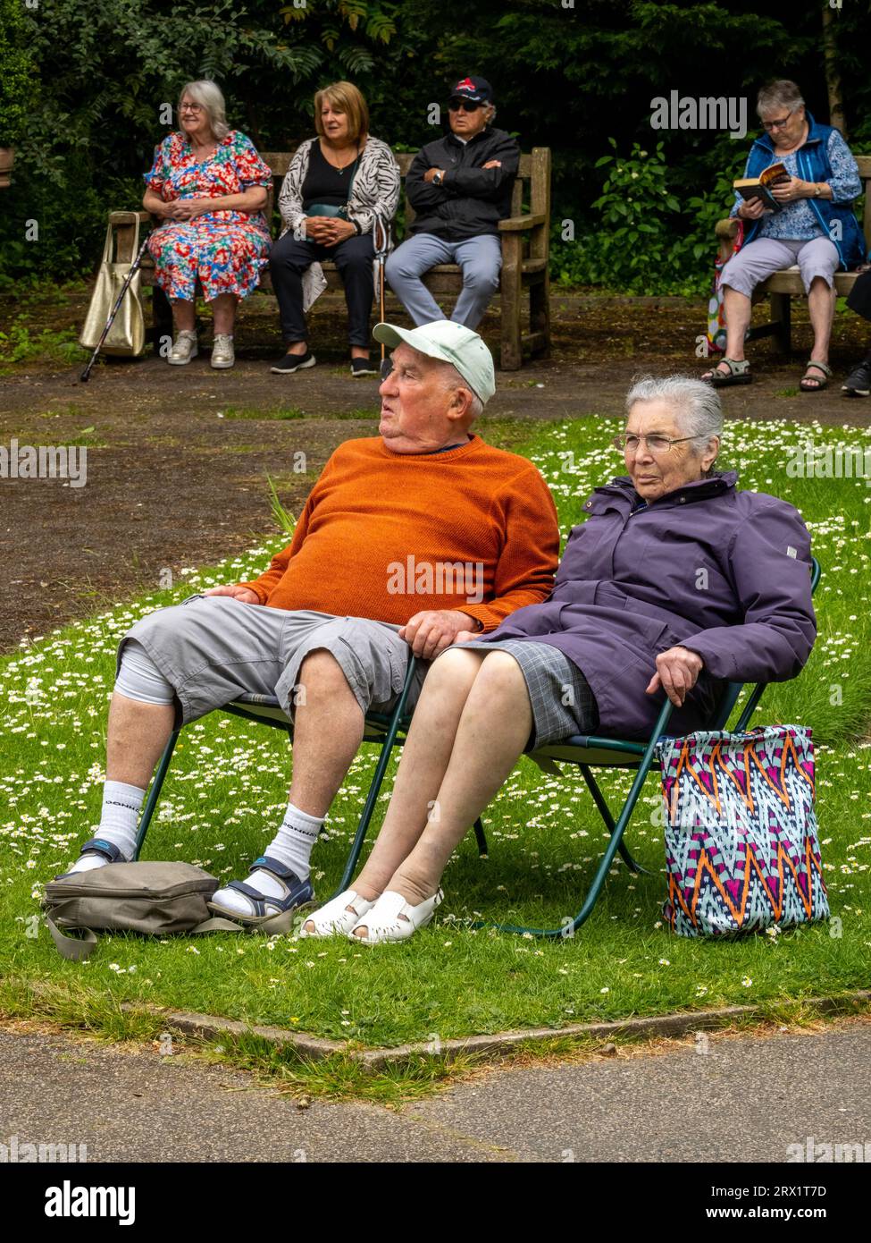 La band Tingley Brass si esibisce la domenica pomeriggio a Rounhay Park, Leeds, Regno Unito. Foto Stock